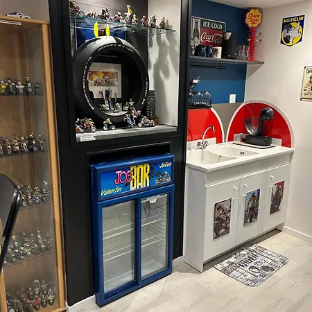 Joe Bar Stud Apartment